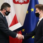 26.04.2021. Kielce. Uroczyste wręczenie umów stypendialnych w Urzędzie Marszałkowskim. Na zdjęciu (od lewej): Tomasz Jamka - członek Zarządu Województwa Świętokrzyskiego, Paweł Starachowski / Wiktor Taszłow / Radio Kielce
