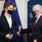 26.04.2021. Kielce. Uroczyste wręczenie umów stypendialnych w Urzędzie Marszałkowskim. Na zdjęciu (od lewej): Paweł Starachowski,  Andrzej Bętkowski - marszałek województwa świętokrzyskiego / Wiktor Taszłow / Radio Kielce