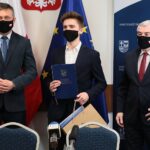 26.04.2021. Kielce. Uroczyste wręczenie umów stypendialnych w Urzędzie Marszałkowskim. Na zdjęciu (od lewej): Tomasz Jamka - członek Zarządu Województwa Świętokrzyskiego, Paweł Starachowski,  Andrzej Bętkowski - marszałek województwa świętokrzyskiego / Wiktor Taszłow / Radio Kielce