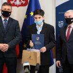 26.04.2021. Kielce. Uroczyste wręczenie umów stypendialnych w Urzędzie Marszałkowskim. Na zdjęciu (od lewej): Tomasz Jamka - członek Zarządu Województwa Świętokrzyskiego, Cyprian Drej,  Andrzej Bętkowski - marszałek województwa świętokrzyskiego / Wiktor Taszłow / Radio Kielce