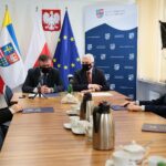 26.04.2021. Kielce. Uroczyste wręczenie umów stypendialnych w Urzędzie Marszałkowskim. Na zdjęciu (od lewej): Cyprian Drej, Tomasz Jamka - członek Zarządu Województwa Świętokrzyskiego,  Andrzej Bętkowski - marszałek województwa świętokrzyskiego, Karol Sobczyński / Wiktor Taszłow / Radio Kielce