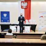 27.04.2021. Kielce. Rozstrzygnięcie konkursu plastycznego dla uczniów szkół podstawowych „112 - zawsze w gotowości”. Na zdjęciu: Zbigniew Koniusz - wojewoda świętokrzyski / Wiktor Taszlow / Radio Kielce