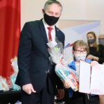 27.04.2021. Kielce. Rozstrzygnięcie konkursu plastycznego dla uczniów szkół podstawowych „112 - zawsze w gotowości”. Na zdjęciu: Zbigniew Koniusz - wojewoda świętokrzyski i Gabriela Ryczek - wyróżnienie / Wiktor Taszlow / Radio Kielce