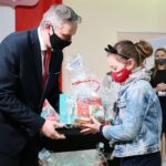 27.04.2021. Kielce. Rozstrzygnięcie konkursu plastycznego dla uczniów szkół podstawowych „112 - zawsze w gotowości”. Na zdjęciu: Zbigniew Koniusz - wojewoda świętokrzyski i Amelia Piegasa - wyróżnienie / Wiktor Taszlow / Radio Kielce