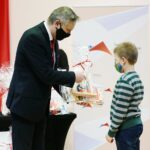 27.04.2021. Kielce. Rozstrzygnięcie konkursu plastycznego dla uczniów szkół podstawowych „112 - zawsze w gotowości”. Na zdjęciu: Zbigniew Koniusz - wojewoda świętokrzyski i Kacper Śliwka - 4 miejsce / Wiktor Taszlow / Radio Kielce