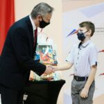 27.04.2021. Kielce. Rozstrzygnięcie konkursu plastycznego dla uczniów szkół podstawowych „112 - zawsze w gotowości”. Na zdjęciu: Zbigniew Koniusz - wojewoda świętokrzyski i Mikołaj Czajka - 3 miejsce / Wiktor Taszlow / Radio Kielce