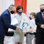 27.04.2021. Kielce. Rozstrzygnięcie konkursu plastycznego dla uczniów szkół podstawowych „112 - zawsze w gotowości”. Na zdjęciu (od lewej): Robert Sabat - dyrektor Wydziału Bezpieczeństwa i Zarządzania Kryzysowego w Świętokrzyskim Urzędzie Wojewódzkim w Kielcach, Katarzyna Nowacka - świętokrzyski wicekurator oświaty, Mikołaj Czajka - 3 miejsce, Zbigniew Koniusz - wojewoda świętokrzyski / Wiktor Taszlow / Radio Kielce