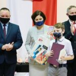 27.04.2021. Kielce. Rozstrzygnięcie konkursu plastycznego dla uczniów szkół podstawowych „112 - zawsze w gotowości”. Na zdjęciu (od lewej): Robert Sabat - dyrektor Wydziału Bezpieczeństwa i Zarządzania Kryzysowego w Świętokrzyskim Urzędzie Wojewódzkim w Kielcach, Katarzyna Nowacka - świętokrzyski wicekurator oświaty, Mikołaj Czajka - 3 miejsce, Zbigniew Koniusz - wojewoda świętokrzyski / Wiktor Taszlow / Radio Kielce