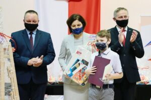 27.04.2021. Kielce. Rozstrzygnięcie konkursu plastycznego dla uczniów szkół podstawowych „112 - zawsze w gotowości”. Na zdjęciu (od lewej): Robert Sabat - dyrektor Wydziału Bezpieczeństwa i Zarządzania Kryzysowego w Świętokrzyskim Urzędzie Wojewódzkim w Kielcach, Katarzyna Nowacka - świętokrzyski wicekurator oświaty, Mikołaj Czajka - 3 miejsce, Zbigniew Koniusz - wojewoda świętokrzyski / Wiktor Taszlow / Radio Kielce