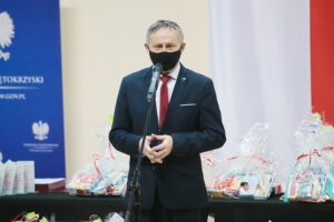 27.04.2021. Kielce. Rozstrzygnięcie konkursu plastycznego dla uczniów szkół podstawowych „112 - zawsze w gotowości”. Na zdjęciu: Zbigniew Koniusz - wojewoda świętokrzyski / Wiktor Taszlow / Radio Kielce