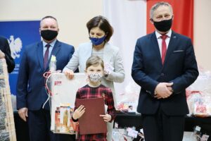 27.04.2021. Kielce. Rozstrzygnięcie konkursu plastycznego dla uczniów szkół podstawowych „112 - zawsze w gotowości”. Na zdjęciu (od lewej): Robert Sabat - dyrektor Wydziału Bezpieczeństwa i Zarządzania Kryzysowego w Świętokrzyskim Urzędzie Wojewódzkim w Kielcach, Katarzyna Nowacka - świętokrzyski wicekurator oświaty, Zofia Stefaniak - 2 miejsce, Zbigniew Koniusz - wojewoda świętokrzyski / Wiktor Taszlow / Radio Kielce