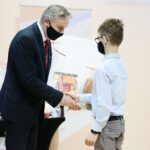 27.04.2021. Kielce. Rozstrzygnięcie konkursu plastycznego dla uczniów szkół podstawowych „112 - zawsze w gotowości”. Na zdjęciu: Zbigniew Koniusz - wojewoda świętokrzyski i Kacper Kominek - 1 miejsce / Wiktor Taszlow / Radio Kielce