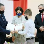 27.04.2021. Kielce. Rozstrzygnięcie konkursu plastycznego dla uczniów szkół podstawowych „112 - zawsze w gotowości”. Na zdjęciu (od lewej): Robert Sabat - dyrektor Wydziału Bezpieczeństwa i Zarządzania Kryzysowego w Świętokrzyskim Urzędzie Wojewódzkim w Kielcach, Katarzyna Nowacka - świętokrzyski wicekurator oświaty, Kacper Kominek - 1 miejsce, Zbigniew Koniusz - wojewoda świętokrzyski / Wiktor Taszlow / Radio Kielce