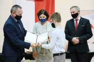 27.04.2021. Kielce. Rozstrzygnięcie konkursu plastycznego dla uczniów szkół podstawowych „112 - zawsze w gotowości”. Na zdjęciu (od lewej): Robert Sabat - dyrektor Wydziału Bezpieczeństwa i Zarządzania Kryzysowego w Świętokrzyskim Urzędzie Wojewódzkim w Kielcach, Katarzyna Nowacka - świętokrzyski wicekurator oświaty, Kacper Kominek - 1 miejsce, Zbigniew Koniusz - wojewoda świętokrzyski / Wiktor Taszlow / Radio Kielce