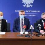 27.04.2021. Kielce. Konferencja prasowa wojewody świętokrzyskiego na temat uroczystości majowych. Na zdjęciu (od lewej): Patrycja Zatorska-Milewska zastępca naczelnika kieleckiej