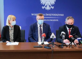 27.04.2021. Kielce. Konferencja prasowa wojewody świętokrzyskiego na temat uroczystości majowych. Na zdjęciu (od lewej): Patrycja Zatorska-Milewska zastępca naczelnika kieleckiej