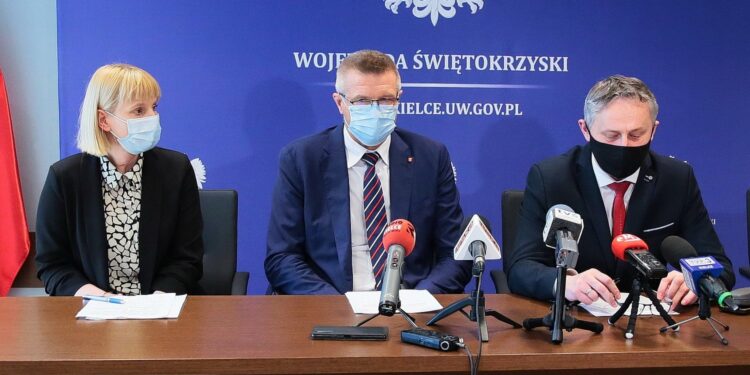 27.04.2021. Kielce. Konferencja prasowa wojewody świętokrzyskiego na temat uroczystości majowych. Na zdjęciu (od lewej): Patrycja Zatorska-Milewska zastępca naczelnika kieleckiej