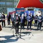 28.04.2021. Kielce. Konferencja dotycząca Krajowego Planu Odbudowy. Na zdjęciu (od lewej): marszałek Andrzej Bętkowski, Cezary Majcher – członek zarządu powiatu kieleckiego, senator Krzysztof Słoń, wojewoda Zbigniew Koniusz, Mirosław Gębski – starosta kielecki, poseł Krzysztof Lipiec, Jarosław Karyś – wiceprzewodniczący kieleckiej rady miasta, poseł Marek Kwitek, Zdzisław Łakomiec – kielecki radny, Wiesław Koza – kielecki radny, wicewojewoda Rafał Nowak i Arkadiusz Ślipikowski – kielecki radny / Wiktor Taszłow / Radio Kielce