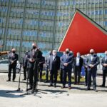 28.04.2021. Kielce. Konferencja dotycząca Krajowego Planu Odbudowy. Na zdjęciu (od lewej): marszałek Andrzej Bętkowski, wojewoda Zbigniew Koniusz, Mirosław Gębski – starosta kielecki, poseł Krzysztof Lipiec, Jarosław Karyś – wiceprzewodniczący kieleckiej rady miasta, poseł Marek Kwitek, Zdzisław Łakomiec – kielecki radny, wicewojewoda Rafał Nowak i Arkadiusz Ślipikowski – kielecki radny / Wiktor Taszłow / Radio Kielce