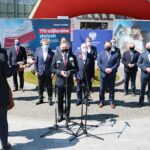 28.04.2021. Kielce. Konferencja dotycząca Krajowego Planu Odbudowy. Na zdjęciu (od lewej): marszałek Andrzej Bętkowski, Cezary Majcher – członek zarządu powiatu kieleckiego, senator Krzysztof Słoń, wojewoda Zbigniew Koniusz, poseł Krzysztof Lipiec, Jarosław Karyś – wiceprzewodniczący kieleckiej rady miasta, poseł Marek Kwitek, Zdzisław Łakomiec – kielecki radny, Wiesław Koza – kielecki radny, wicewojewoda Rafał Nowak i Arkadiusz Ślipikowski – kielecki radny / Wiktor Taszłow / Radio Kielce