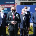 28.04.2021. Kielce. Konferencja dotycząca Krajowego Planu Odbudowy. Na zdjęciu (od lewej): Krzysztof Słoń - senator PiS, Zbigniew Koniusz - wojewoda świętokrzyski, Krzysztof Lipiec - lider świętokrzyskiego PiS, Jarosław Karyś - wiceprzewodniczący Rady Miasta Kielce, Marek Kwitek - poseł PiS i Zdzisław Łakomiec – kielecki radny / Wiktor Taszłow / Radio Kielce