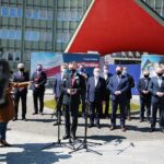 28.04.2021. Kielce. Konferencja dotycząca Krajowego Planu Odbudowy. Na zdjęciu (od lewej): marszałek Andrzej Bętkowski, Cezary Majcher – członek zarządu powiatu kieleckiego, senator Krzysztof Słoń, wojewoda Zbigniew Koniusz, Mirosław Gębski – starosta kielecki, poseł Krzysztof Lipiec, Jarosław Karyś – wiceprzewodniczący kieleckiej rady miasta, poseł Marek Kwitek, Zdzisław Łakomiec – kielecki radny, Wiesław Koza – kielecki radny, wicewojewoda Rafał Nowak i Arkadiusz Ślipikowski – kielecki radny / Wiktor Taszłow / Radio Kielce