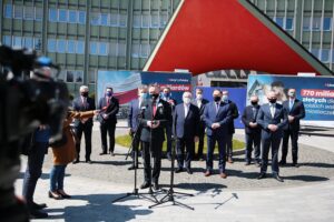 28.04.2021. Kielce. Konferencja dotycząca Krajowego Planu Odbudowy. Na zdjęciu (od lewej): marszałek Andrzej Bętkowski, Cezary Majcher – członek zarządu powiatu kieleckiego, senator Krzysztof Słoń, wojewoda Zbigniew Koniusz, Mirosław Gębski – starosta kielecki, poseł Krzysztof Lipiec, Jarosław Karyś – wiceprzewodniczący kieleckiej rady miasta, poseł Marek Kwitek, Zdzisław Łakomiec – kielecki radny, Wiesław Koza – kielecki radny, wicewojewoda Rafał Nowak i Arkadiusz Ślipikowski – kielecki radny / Wiktor Taszłow / Radio Kielce