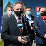 28.04.2021. Kielce. Konferencja dotycząca Krajowego Planu Odbudowy. Na zdjęciu (od lewej): Zbigniew Koniusz - wojewoda świętokrzyski i Marek Kwitek - poseł PiS / Wiktor Taszłow / Radio Kielce