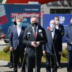 28.04.2021. Kielce. Konferencja dotycząca Krajowego Planu Odbudowy. Na zdjęciu (od lewej): Cezary Majcher – członek zarządu powiatu kieleckiego, Andrzej Pruś – przewodniczący sejmiku województwa, senator Krzysztof Słoń, wojewoda Zbigniew Koniusz, poseł Krzysztof Lipiec, Jarosław Karyś – wiceprzewodniczący kieleckiej rady miasta, poseł Marek Kwitek / Wiktor Taszłow / Radio Kielce