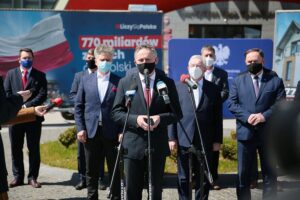 28.04.2021. Kielce. Konferencja dotycząca Krajowego Planu Odbudowy. Na zdjęciu (od lewej): Cezary Majcher – członek zarządu powiatu kieleckiego, Andrzej Pruś – przewodniczący sejmiku województwa, senator Krzysztof Słoń, wojewoda Zbigniew Koniusz, poseł Krzysztof Lipiec, Jarosław Karyś – wiceprzewodniczący kieleckiej rady miasta, poseł Marek Kwitek / Wiktor Taszłow / Radio Kielce