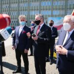 28.04.2021. Kielce. Konferencja dotycząca Krajowego Planu Odbudowy. Na zdjęciu (od lewej): senator Krzysztof Słoń, Cezary Majcher – członek zarządu powiatu kieleckiego, wojewoda Zbigniew Koniusz, Andrzej Pruś – przewodniczący sejmiku województwa, poseł Krzysztof Lipiec / Wiktor Taszłow / Radio Kielce