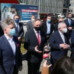 28.04.2021. Kielce. Konferencja dotycząca Krajowego Planu Odbudowy. Na zdjęciu (od lewej): Andrzej Pruś – przewodniczący sejmiku województwa, senator Krzysztof Słoń, Mirosław Gębski – starosta kielecki, wojewoda Zbigniew Koniusz, Jarosław Karyś – wiceprzewodniczący kieleckiej rady miasta, Zdzisław Łakomiec – kielecki radny, poseł Krzysztof Lipiec, Wiesław Koza – kielecki radny, Arkadiusz Ślipikowski – kielecki radny, poseł Marek Kwitek / Wiktor Taszłow / Radio Kielce