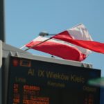 28.04.2021. Kielce. Biało-czerwone flagi na al. IX Wieków Kielc / Wiktor Taszłow / Radio Kielce