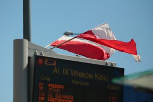 28.04.2021. Kielce. Biało-czerwone flagi na al. IX Wieków Kielc / Wiktor Taszłow / Radio Kielce