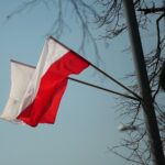 28.04.2021. Kielce. Biało-czerwone flagi na al. IX Wieków Kielc / Wiktor Taszłow / Radio Kielce