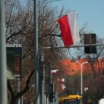 28.04.2021. Kielce. Biało-czerwone flagi na al. IX Wieków Kielc / Wiktor Taszłow / Radio Kielce