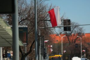 28.04.2021. Kielce. Biało-czerwone flagi na al. IX Wieków Kielc / Wiktor Taszłow / Radio Kielce