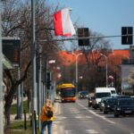 28.04.2021. Kielce. Biało-czerwone flagi na al. IX Wieków Kielc / Wiktor Taszłow / Radio Kielce