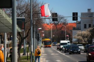 28.04.2021. Kielce. Biało-czerwone flagi na al. IX Wieków Kielc / Wiktor Taszłow / Radio Kielce