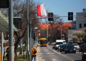 28.04.2021. Kielce. Biało-czerwone flagi na al. IX Wieków Kielc / Wiktor Taszłow / Radio Kielce