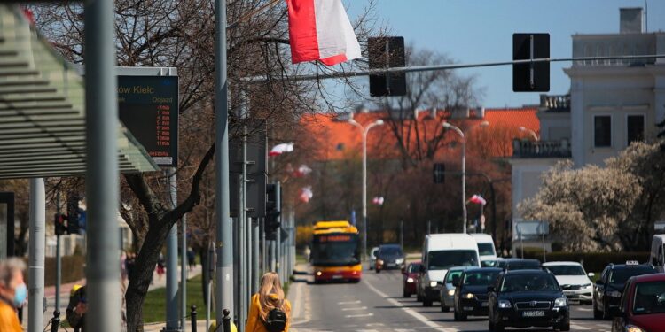 28.04.2021. Kielce. Biało-czerwone flagi na al. IX Wieków Kielc / Wiktor Taszłow / Radio Kielce