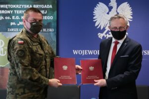 28.04.2021. Kielce. Podpisanie porozumienia w sprawie współpracy przy realizacji zadań z zakresu zarządzania kryzysowego pomiędzy Wojewodą Świętokrzyskim, a dowódcą 10. Świętokrzyskiej Brygady Obrony Terytorialnej. Na zdjęciu (od lewej): płk Grzegorz Motak - dowódca 10. Świętokrzyskiej Brygady Obrony Terytorialnej, Zbigniew Koniusz - wojewoda świętokrzyski / Wiktor Taszłow / Radio Kielce