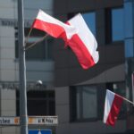 28.04.2021. Kielce. Biało-czerwone flagi na al. IX Wieków Kielc / Wiktor Taszłow / Radio Kielce