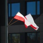 28.04.2021. Kielce. Biało-czerwone flagi na al. IX Wieków Kielc / Wiktor Taszłow / Radio Kielce