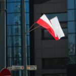 28.04.2021. Kielce. Biało-czerwone flagi na al. IX Wieków Kielc / Wiktor Taszłow / Radio Kielce