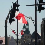 28.04.2021. Kielce. Biało-czerwone flagi na al. IX Wieków Kielc / Wiktor Taszłow / Radio Kielce