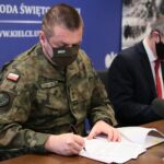 28.04.2021. Kielce. Podpisanie porozumienia w sprawie współpracy przy realizacji zadań z zakresu zarządzania kryzysowego pomiędzy Wojewodą Świętokrzyskim, a dowódcą 10. Świętokrzyskiej Brygady Obrony Terytorialnej. Na zdjęciu (od lewej): płk Grzegorz Motak - dowódca 10. Świętokrzyskiej Brygady Obrony Terytorialnej, Zbigniew Koniusz - wojewoda świętokrzyski / Wiktor Taszłow / Radio Kielce