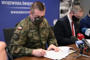 28.04.2021. Kielce. Podpisanie porozumienia w sprawie współpracy przy realizacji zadań z zakresu zarządzania kryzysowego pomiędzy Wojewodą Świętokrzyskim, a dowódcą 10. Świętokrzyskiej Brygady Obrony Terytorialnej. Na zdjęciu (od lewej): płk Grzegorz Motak - dowódca 10. Świętokrzyskiej Brygady Obrony Terytorialnej, Zbigniew Koniusz - wojewoda świętokrzyski / Wiktor Taszłow / Radio Kielce