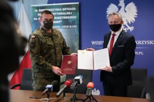 28.04.2021. Kielce. Podpisanie porozumienia w sprawie współpracy przy realizacji zadań z zakresu zarządzania kryzysowego pomiędzy Wojewodą Świętokrzyskim, a dowódcą 10. Świętokrzyskiej Brygady Obrony Terytorialnej. Na zdjęciu (od lewej): płk Grzegorz Motak - dowódca 10. Świętokrzyskiej Brygady Obrony Terytorialnej, Zbigniew Koniusz - wojewoda świętokrzyski / Wiktor Taszłow / Radio Kielce