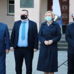 28.04.2021. Kielce. Prezentacja Marszałkowskiej Orkiestry Dętej Województwa Świętokrzyskiego. Na zdjęciu (od lewej): Jacek Sabat - dyrektor Wojewódzkiego Domu Kultury w Kielcach, Mariusz Bodo - sekretarz województwa świętokrzyskiego, Renata Janik - wicemarszałek województwa świętokrzyskiego i Andrzej Bętkowski - marszałek województwa świętokrzyskiego / Wiktor Taszłow / Radio Kielce